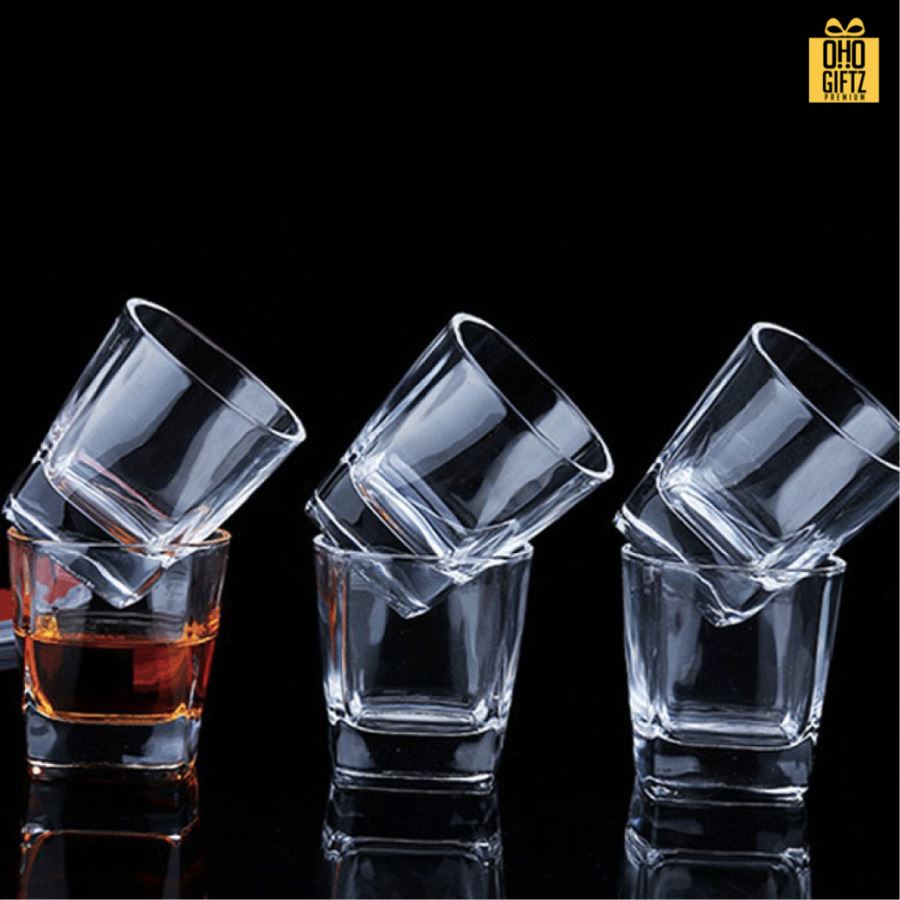 แก้วใสนักดื่ม สกรีนชื่อ สกรีนโลโก้ ทำเป็นของพรีเมี่ยมได้